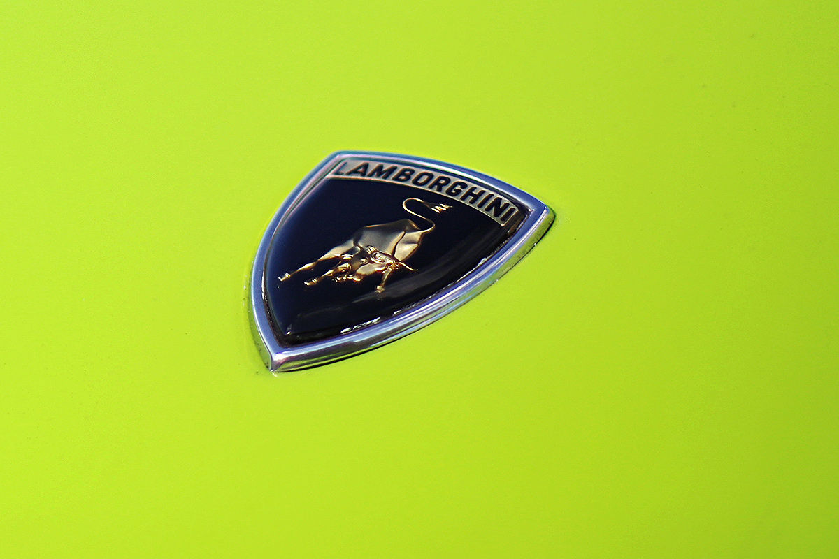 Новый значок ламборгини. Lamborghini Miura p400 зеленая. Lamborghini Miura p400 эмблема. Ламборгини Миура значок. Значок Ламборгини на капоте.