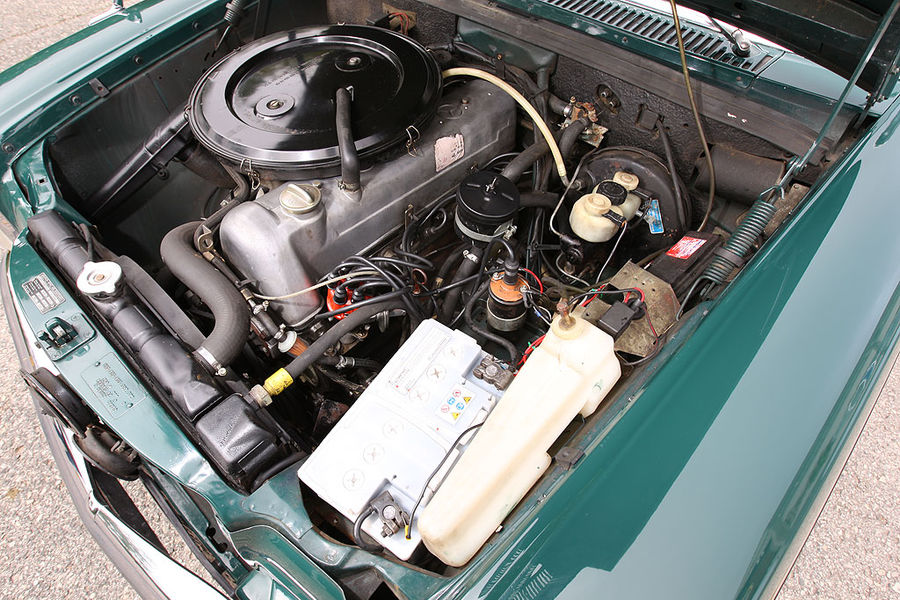 М 115 двигатель. 115 мотор мерседес 123. 115 мотор мерседес 123. Моторный отсек мерседес 123 115 двигатель. М 115 двигатель.