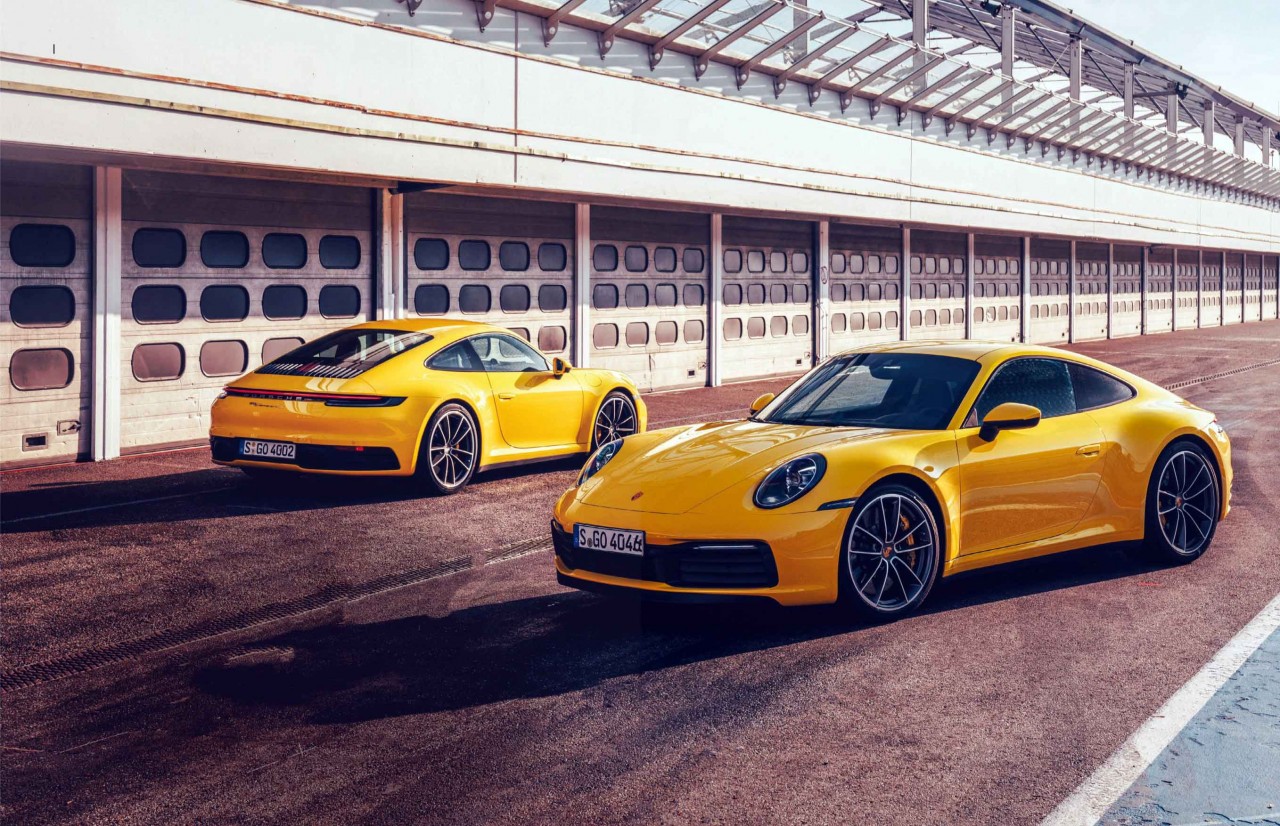 2020 Porsche 911 Carrera S 992 vs. Carrera 4S 992 against one another on track - Drive ...