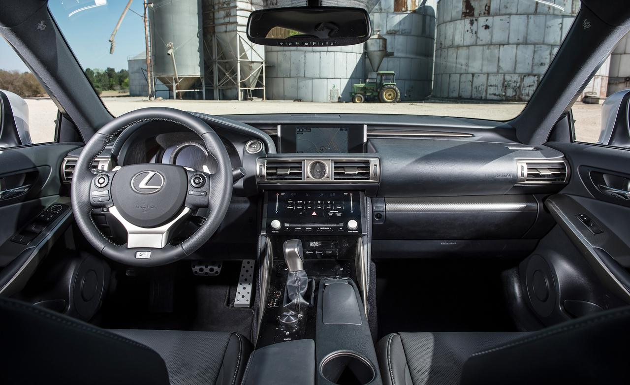 салон нового Lexus IS